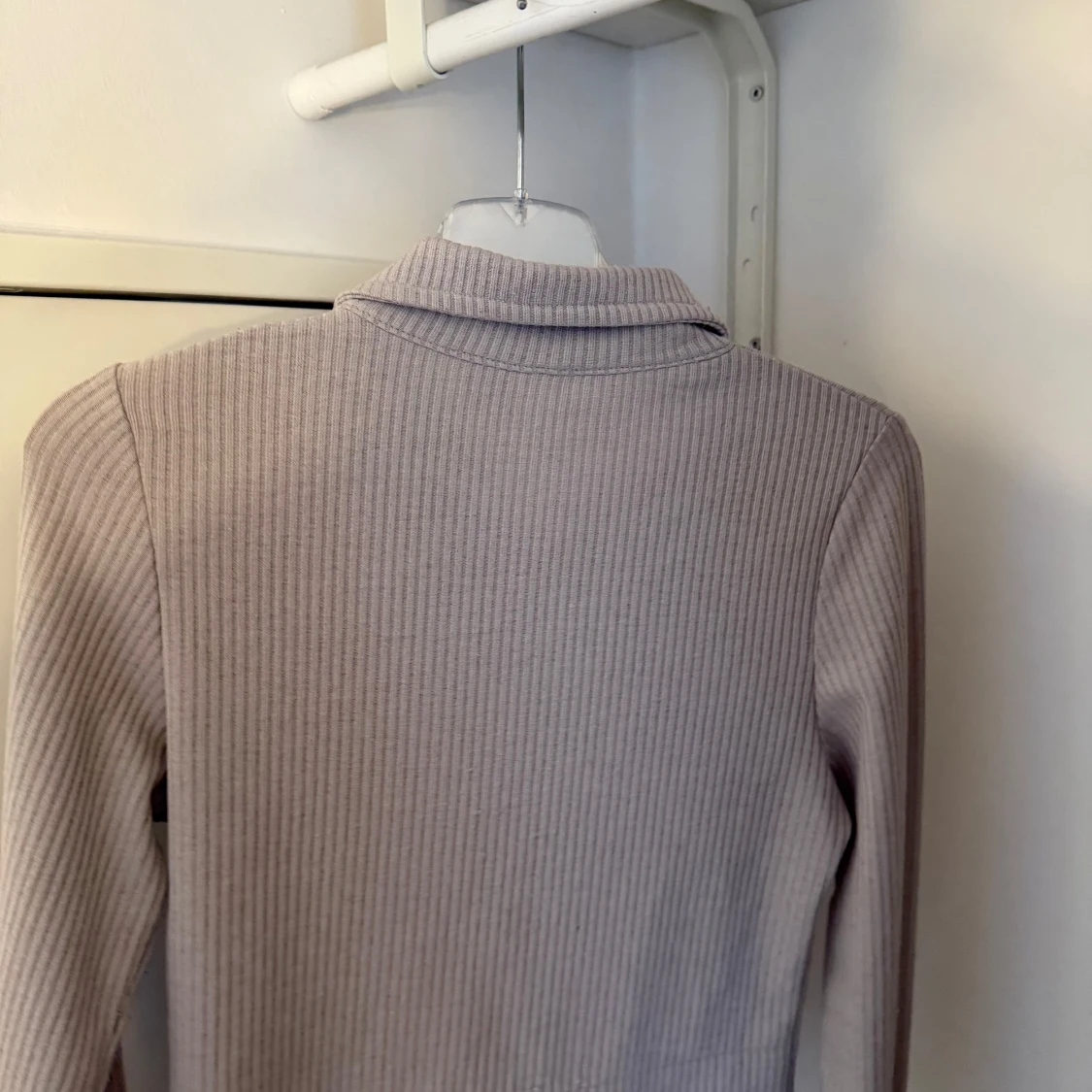 Beige ribbad kofta med dragkedja - 1