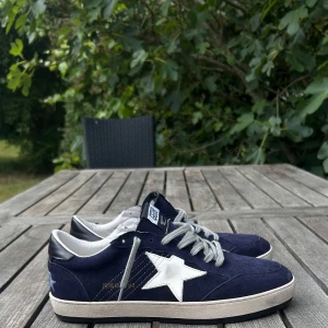 GGDB sneakers i mörkblå mocka - Nytt inne från leverantören, säljer för en billig peng då skorna ändast medföljer. Vid frågor eller funderingar är det bara att höra av sig.