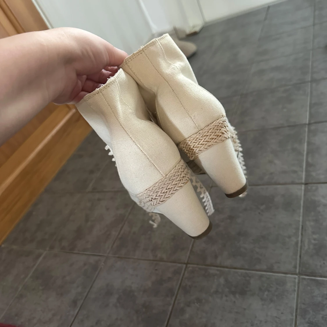 Beige boots med spetsiga snören - 2