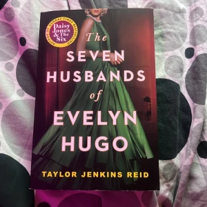 The Seven Husbands of Evelyn Hugo - Ganska bra skick förutom att den har slitna kanter 