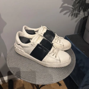 Valentino Opens - Valentino Opens. Skorna är i ett bra skick men jag har limmat sulan på vissa ställen men ingenting som märks. 🤗  Varför jag säljer de så billigt är för att jag vill ha ett par nya skor och vill mest bara få bort dem. Nypris: 7000kr. Om du har frågor eller funderingar bara hör av dig. 🍾