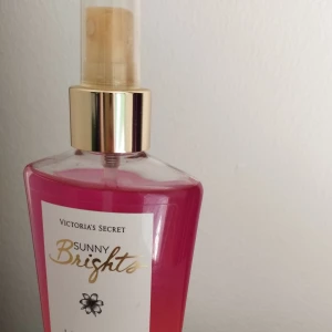 Victoria's Secret Love Rush body mist 250ml - Fräsch och fruktig body mist från Victoria's Secret, Sunny Brights Love Rush. Doft av vildvinbär och lilja, med inslag av aloe vera och kamomill. Perfekt för dig som gillar söta och blommiga dofter.