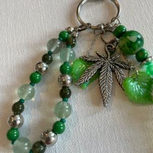 Grön bag charm/nyckelring 🍃 - Handgjord nyckelring som är en fin detalj till b.l.a en väska❣️