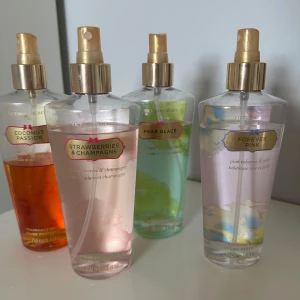 Victoria's Secret body mists 4-pack - Fyra fräscha body mists från Victoria's Secret: Coconut Passion (orange), Strawberries & Champagne (ljusrosa), Pear Glacé (ljusgrön) och Forever Pink (ljuslila). Alla i genomskinliga plastflaskor med guldfärgade spraymunstycken, 250 ml vardera. (Ge pris förslag💕)