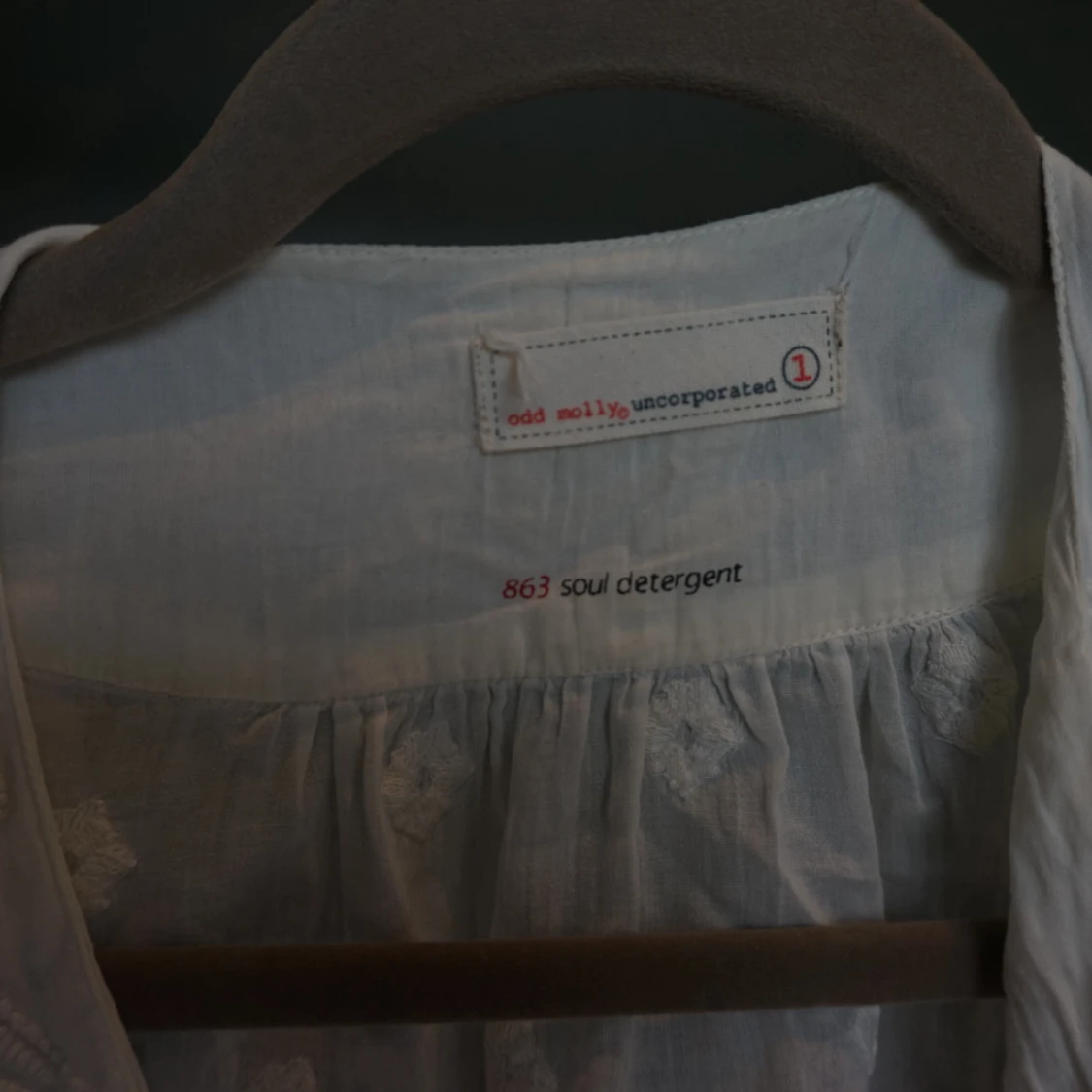 Vit Odd Molly blus med broderi - 2