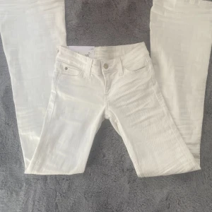Vita cheap Monday jeans - Säljer dom populära weekday/cheap Monday jeansen för dom inte passa, jätte snygga storlek 25/32, aldrig använt så lappen är kvar, säljer för de inte passade
