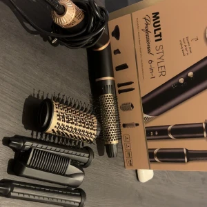 Multi Styler 6-in-1 hårstyler - Säljer den populära Multi Styler 6-in-1 med flera utbytbara borsthuvuden och tillbehör för att fixa olika frisyrer. Perfekt för att skapa volym, lockar eller släta längder. Kommer i originalförpackning med alla delar. Använd endast en gång. 