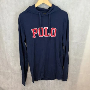 Ralph Lauren hoodie  - Fint skick! Modellen är 185 bär M