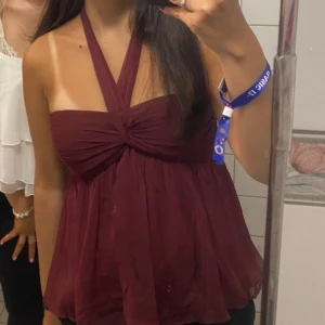 Vinröd halterneck topp med twist - Intressekoll!!! Vet inte vart den är just nu så skriv gärna vid intresse🥰