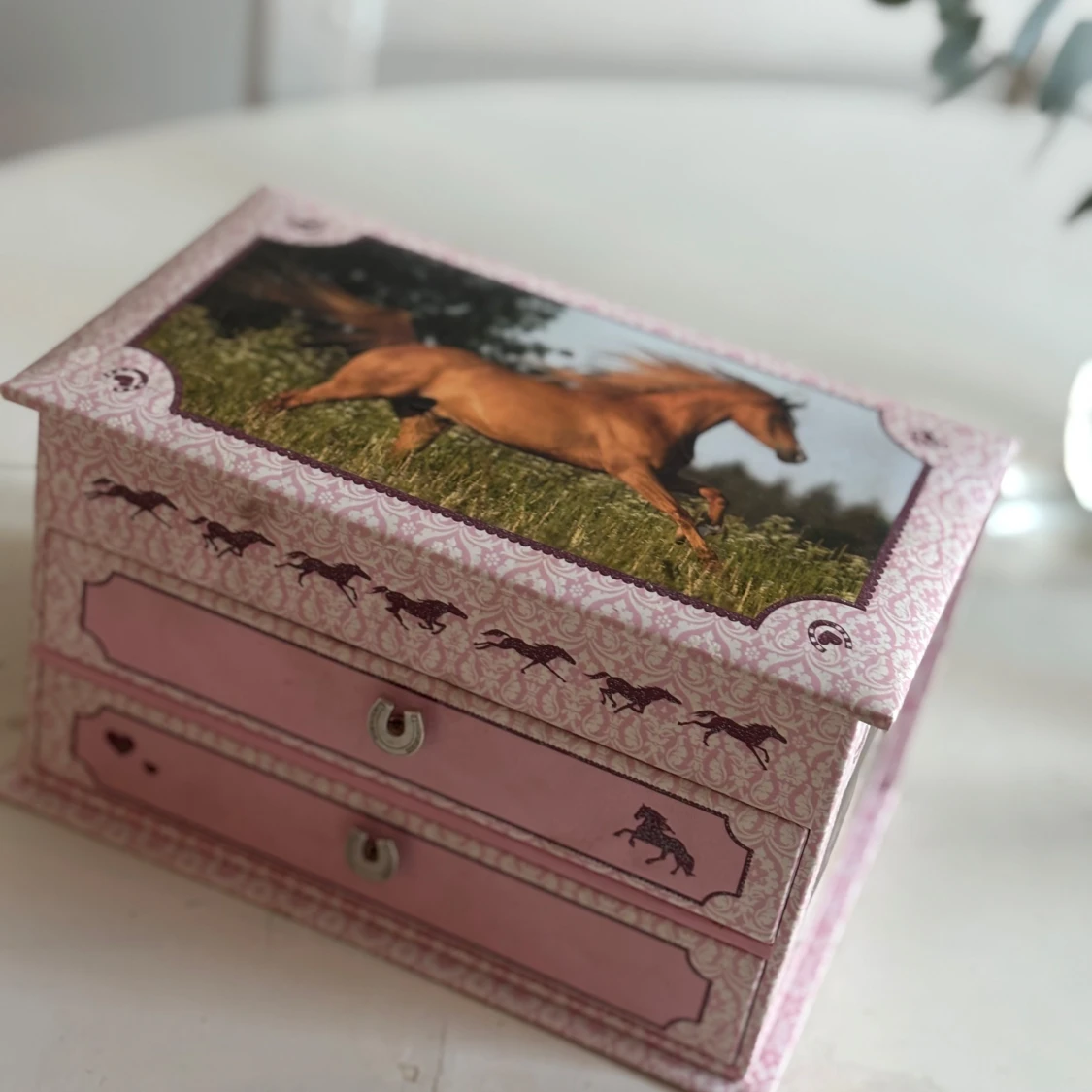 Rosa smyckeskrin med hästmotiv