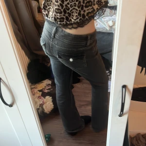 Svarta bootcut jeans med slitningar - Jeans från Gina som jag själv gjort slitingar I knäna på. Dem sitter lite löst på mig drf jag säljer men dem är perfekta i längden jag är 168.