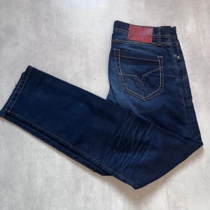 Mörkblå jeans från JOOP! strl 33/34 - Snygga mörkblå jeans från JOOP! – Modell Screwy 👖 Klassisk femficksdesign med kontrastsömmar 🧵 Raka ben, knappgylf och modern passform 🔹 Tillverkade i mjukt och bekvämt denim  📏 Storlek: 33/34 ✅ Skick: Mycket bra 💸 Originalpris: ca 800 kr  Perfekta för dig som söker ett stilrent och bekvämt par jeans med tysk kvalitet! 📩 Skicka DM vid intresse eller frågor.