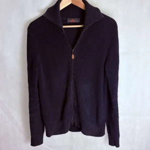 Morris fullzip - Riktigt soft fulllzip av Morris. Storlek XS. Fint skick.