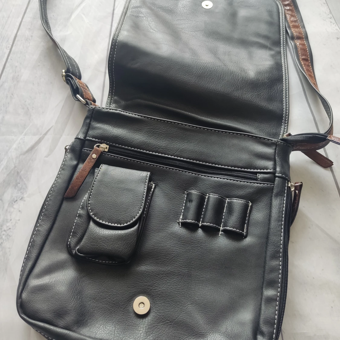 Svart axelväska med uggla och tidningsprint - 2