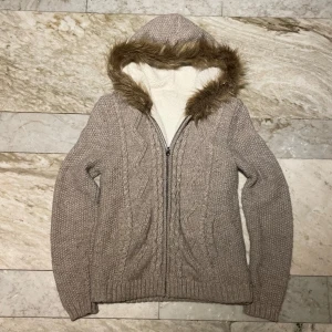 Cardigan med päls - Fodrad cardigan med päls! Riktigt trendig  St M passar mer som S och M. Hör av dig vid ytterligare frågor!