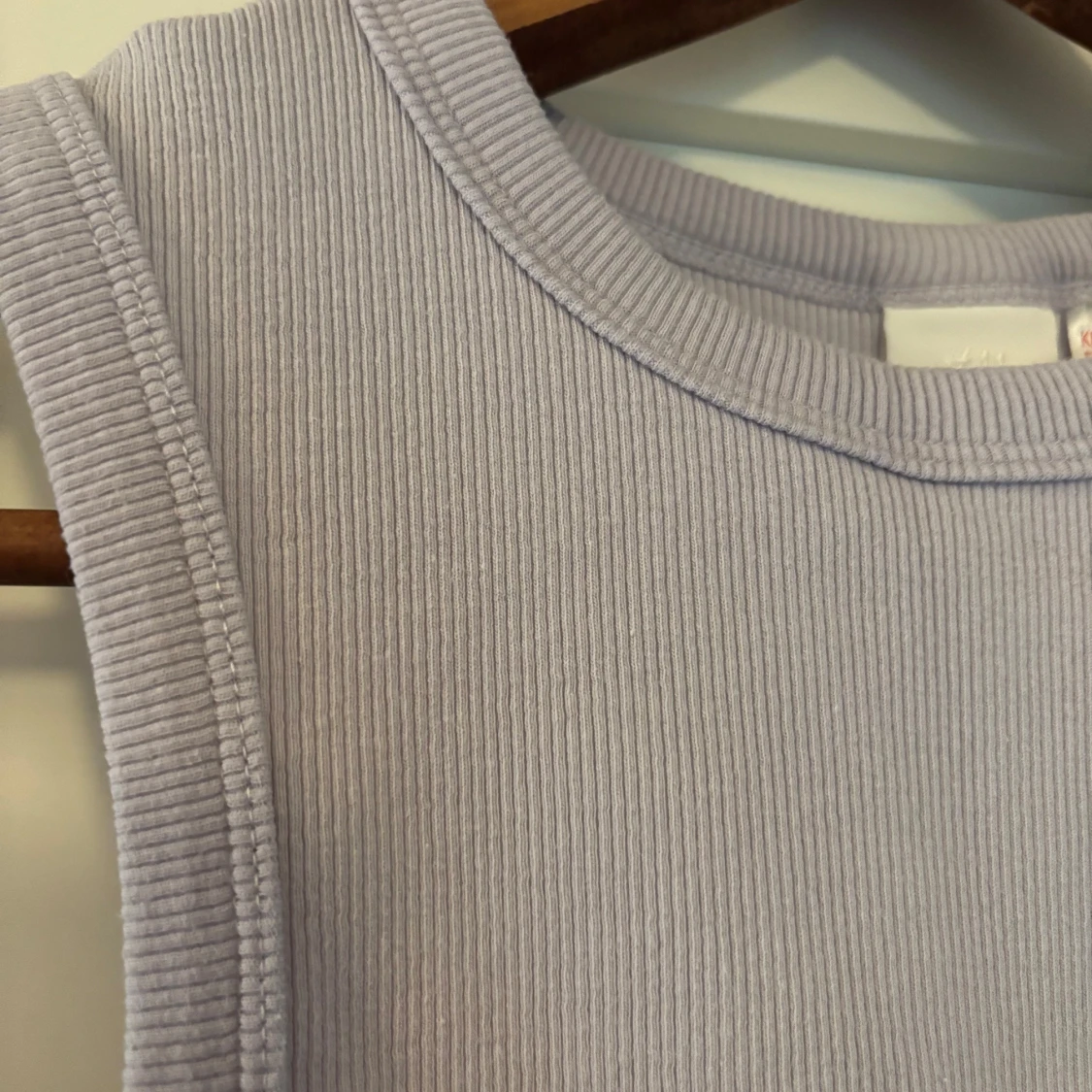 Ljuslilagrå ribbad linnetopp - 1