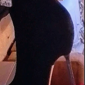 Pumps med riktigt höga stilettklackar I rostfritt stål med dragkedja på innersidan  - Riktigt höga klackar i stål. Small och vass klack för tjejen som kan konsten att gå snyggt i riktiga klackar!