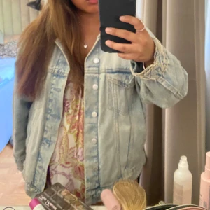 Jeansjacka med slitningar  - Säljer denna super söta jeansjackan från H&M med slitningar i storlek M. Köpte den här på Plick men kommer ej till användning.