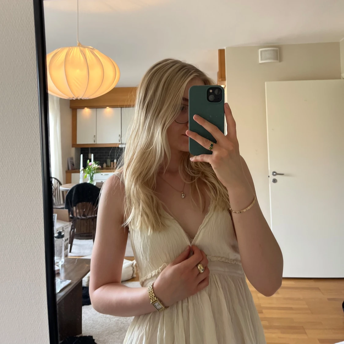 Ljus kortklänning med volang och mesh