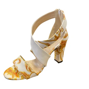  sandaler med gult barockmönster - Unika sandaler  med bred klack och öppen tå. Skorna är vita med gult och orange barockinspirerat mönster, har dragkedja bak och breda remmar i skinn och textil. Perfekta för dig som vill sticka ut med lyxig design och cool vibe.