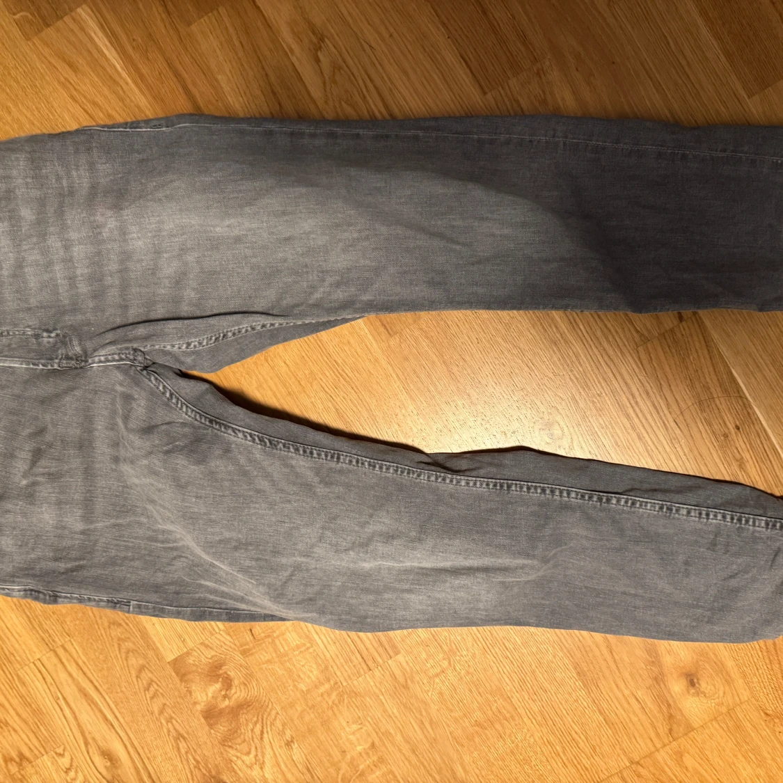 Grå jeans i rak modell
