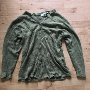 Stickad kofta - En jätte fin stickad kofta köpt på secondhand🫶🏻kontakta gärna innan köp:)