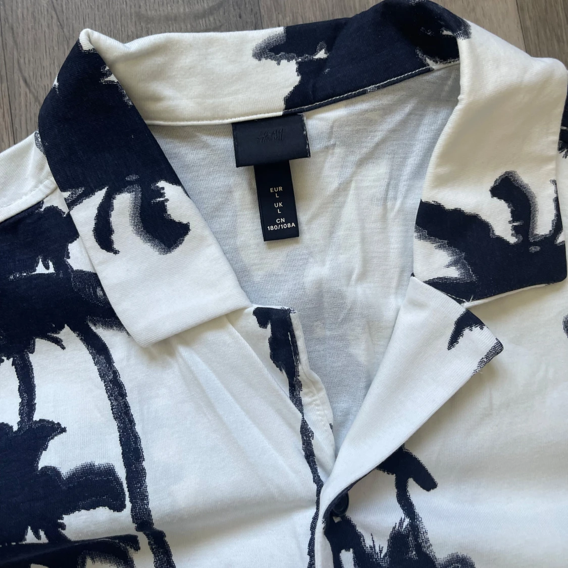 H&M vit skjorta med palmmönster - 2