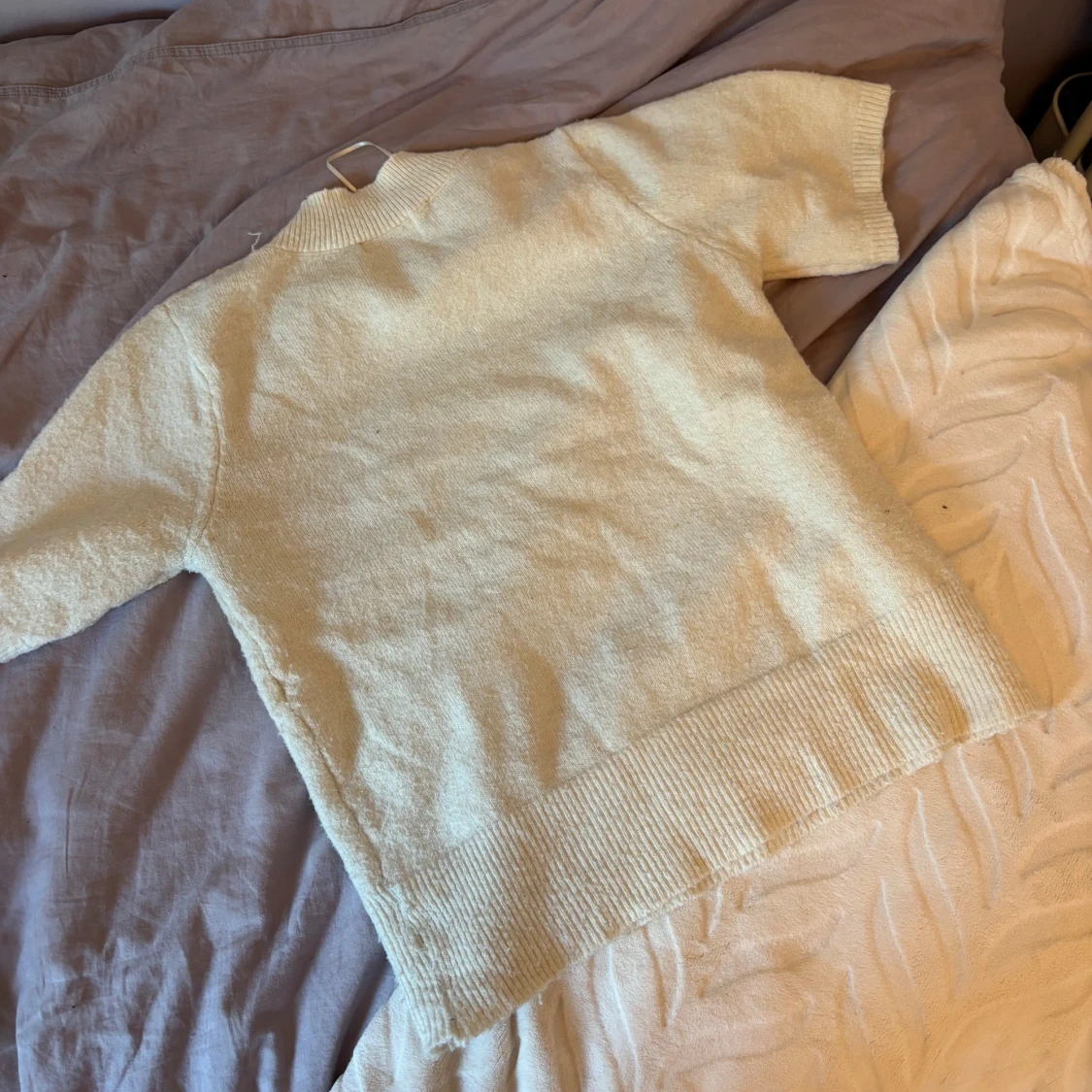 Ljusbeige stickad kortärmad tröja - 1