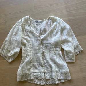 Gullig blus  - Gullig krämvit blus från flash i storlek M. Köpt på loppis. Saknas en knapp men syns inte så mycket. Skriv vid frågor❤️ priset går att diskutera💋