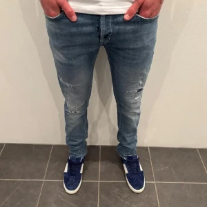 Dondup Jeans George  - Dondup Jeans George! Trendigaste jeansen på marknaden.  Skick= 9,5/10 Ny pris= 4000 kr Säljs för= 799 kr