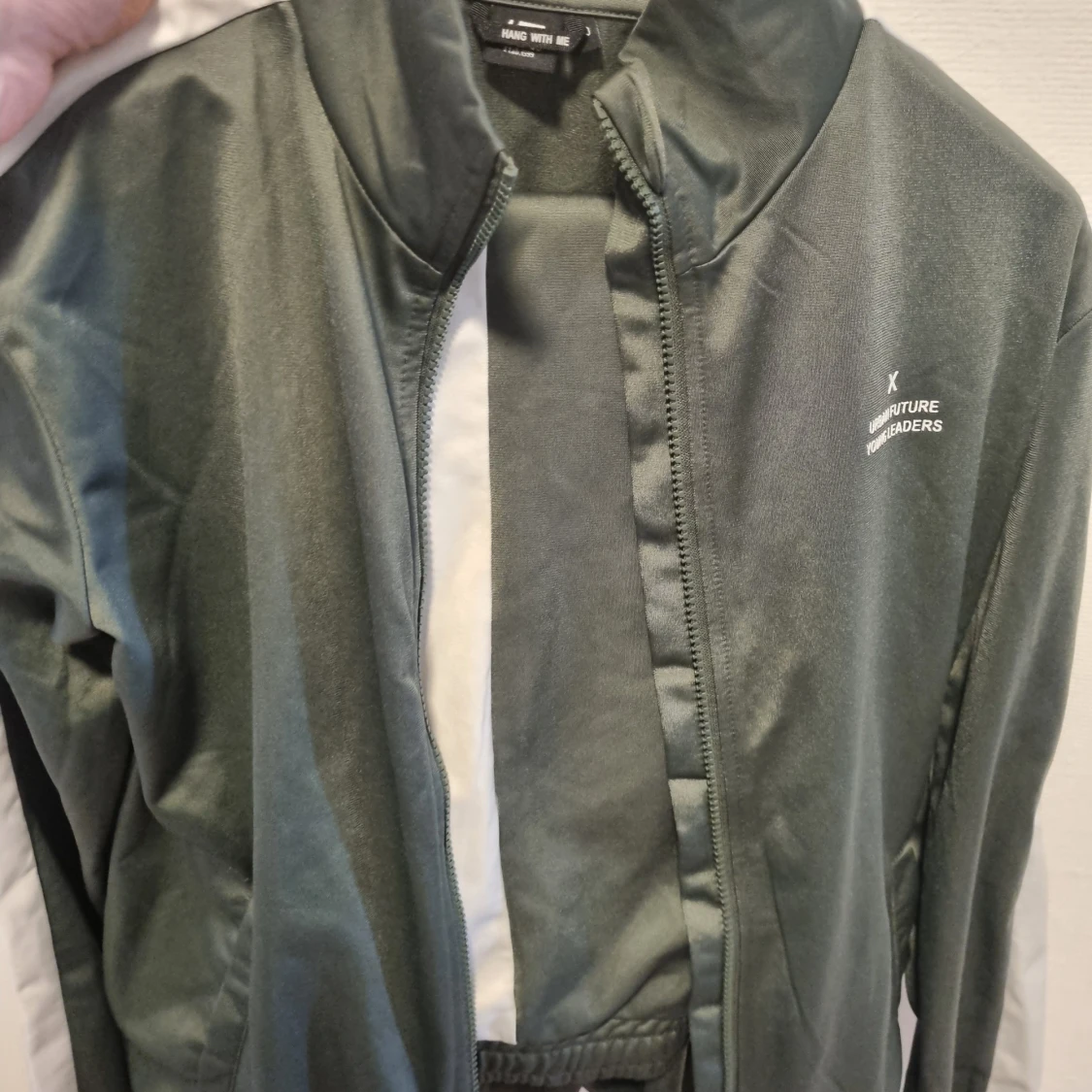 Grön vindjacka från Hang With Me + byxor - 4