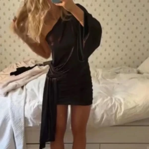 Klänning  - Klänning från Zara. Nyskick använt vid 1 tillfälle. Super snygg ! 