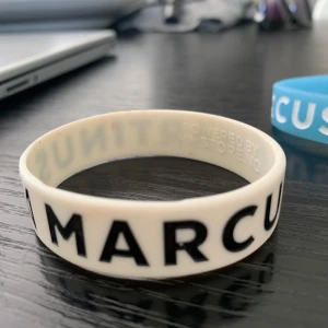 Vitt M&M armband  - Som nytt