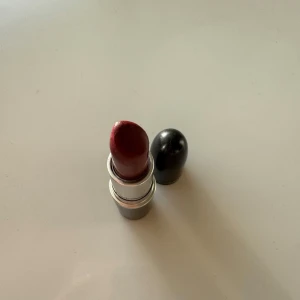 MAC Matte Lipstick Diva - MAC Matte Lipstick i nyansen Diva. Vinröd färg med silky matt finish. Klassiskt MAC-läppstift.  Läppstiftet har en krämig formula som känns bekväm på läpparna.  Endast använd lite grann.  Originalpris: 349 kr Mitt pris: 99 kr