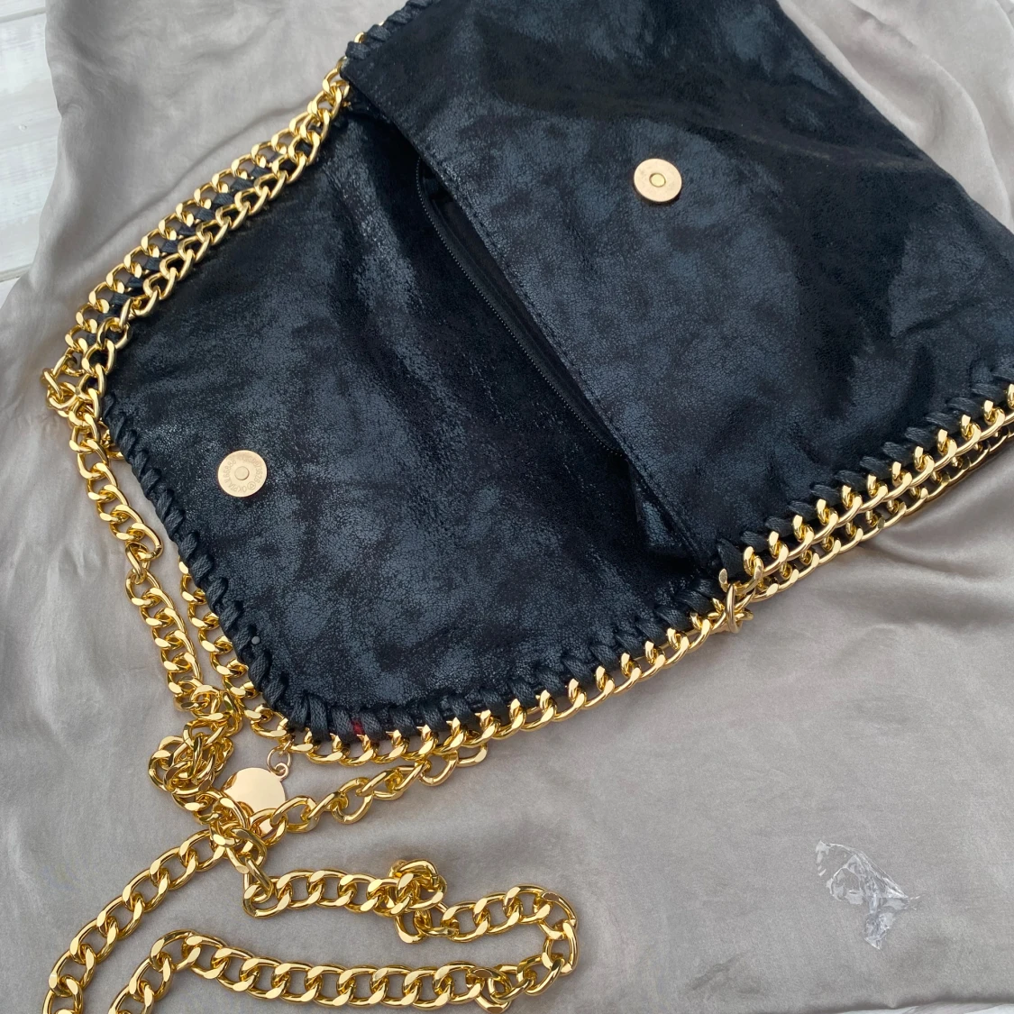 Svart axelväska med guldkedja - 1