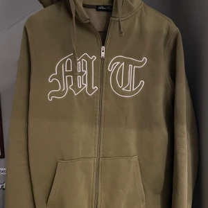 Tuttolente hoodie  - Grön Tuttolente hoodie, finns inte längre att köpa. Skick 8,5/10. Hör av vid minsta fundering. Notera att den är lite liten i storleken. 