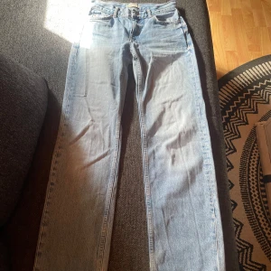 Ljusblå raka jeans från gina Tricot  - Säljer ett par ljusblå jeans från gina. Jeansen är i rak modell. Är i storlek 32! Jeansen har en liten slitning på ena bakfickan☺️