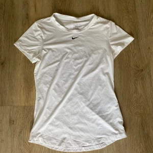 Vit Nike t-shirt Dri-FIT - Superskön tunn träningstshirt, använd 1 gång🩷