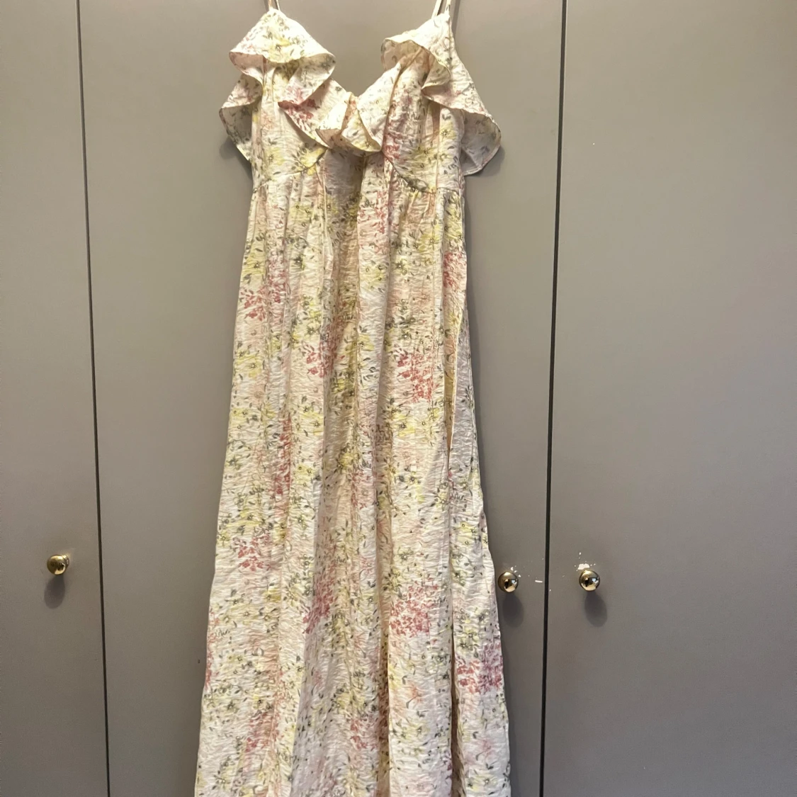 Blommig långklänning med volang - 1