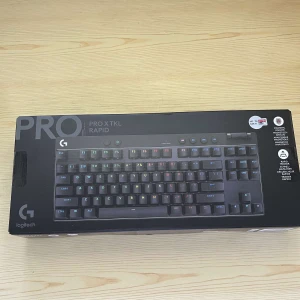 Logitech G Pro X TKL (Rapid) - Nordisk - Helt ny och oöppnad.  Nypris 2199kr.  SPECIFIKATIONER OCH DETALJER  MÅTT  Höjd: 38 mm Bredd: 357 mm Djup: 150 mm 1,8 m avtagbar USB-A till USB-C-kabel  KOMPATIBILITET  PC with Windows® 10 or later and USB port (Option+) Internetåtkomst för Logitech G HUB-programvaran  INNEHÅLL  PRO X TKL RAPID-speltangentbord utan numerisk knappsats USB A till C-laddnings-/datasladd Bruksanvisning