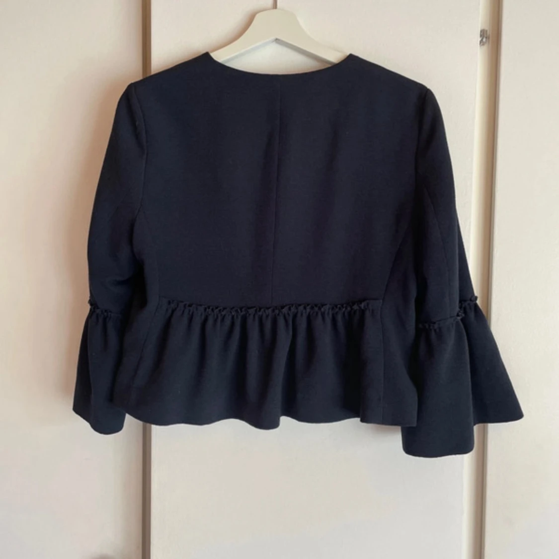 Svart kavaj med volangärm från Esprit - 2