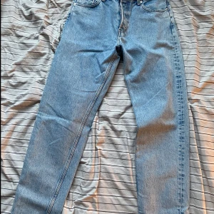 Weekday Barrel Tapered Jeans ljusblå - Ljusblå jeans från Weekday i modellen Barrel Relaxed Tapered. Jeansen har en avslappnad passform. Tillverkade i 100% bomull för en skön känsla och snygg look.