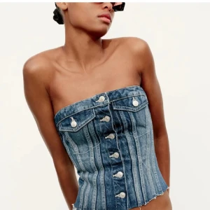 Topp från zara - Säljer min super snygga topp från zara i jeans material💕