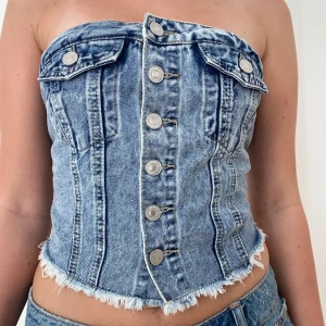 Topp - Ljusblå jeans tube topp i xs. Köpt secondhand och aldrig använt💕