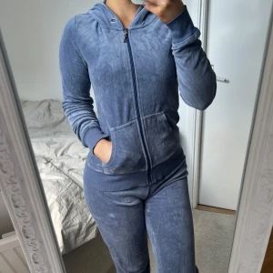 Set <3 - Superfint blått tvådelat set, hoodie + mjukisbyxor. Från Cubus i storlek XS. Befintligt skick. Saknar snören <3