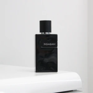 YSL EDP Le Parfum  - Nu kan du som precis klickat in få äga en otroligt fin och fräsch doft för vardagen. Funkar både för dag samt natt, spelar ingen roll om det är vinter, vår sommar eller höst. Flaskans storleks mängd rymmer 100 men skulle säga vid ögon mått 45-50 ml kvar. Tveka inte att höra av dig vid frågor !