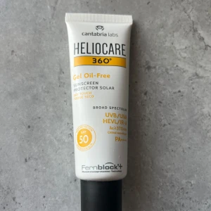 Heliocare 360° Gel Oil-Free SPF 50 - Heliocare 360° Gel Oil-Free är en solskyddskräm för ansiktet med SPF 50. Den har en lätt gelkonsistens, är oljefri och ger en matt finish. Tuben rymmer 50 ml och är vit med svarta och gula detaljer. 