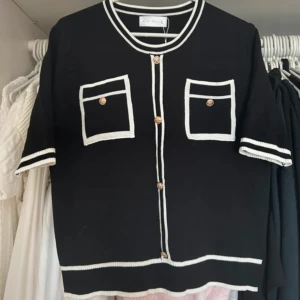 Svart t shirt  - Super fin tröja med detaljer och guld knappar på, skönt material med lite lite prislappen kvar 💕 är storlek L men liten i storlek passar M