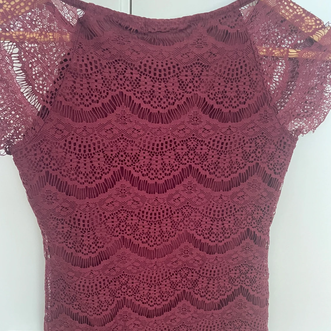 Vinröd spetstopp med kort ärm - 1