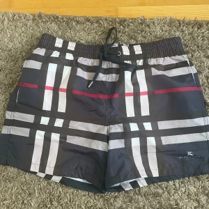 Märkeskläder - Burberry Stl S bad shorts och vanliga shorts 279kr   Hoodrich byxor bra skick stl XS 375kr  Tommy jeans stl 13/14 år 180kr   Levis slim taper jeans stl 14 år 239 kr   Under Armour stl S 399kr. Tvätt och stryk innan köp innan jag fraktar!! 1050 kr för allt!